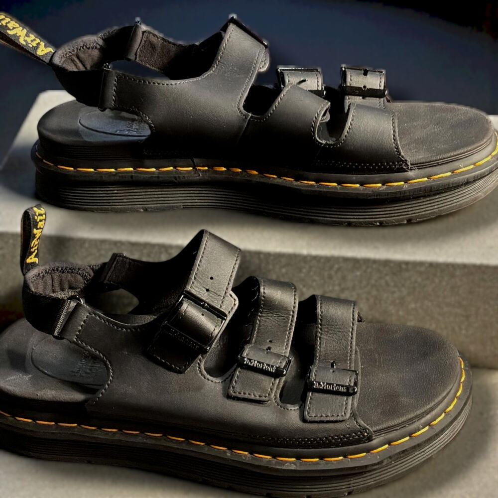 Men's Size 11 DR. MARTENS Solomon Black Hydro Leather Sandals Barely Worn